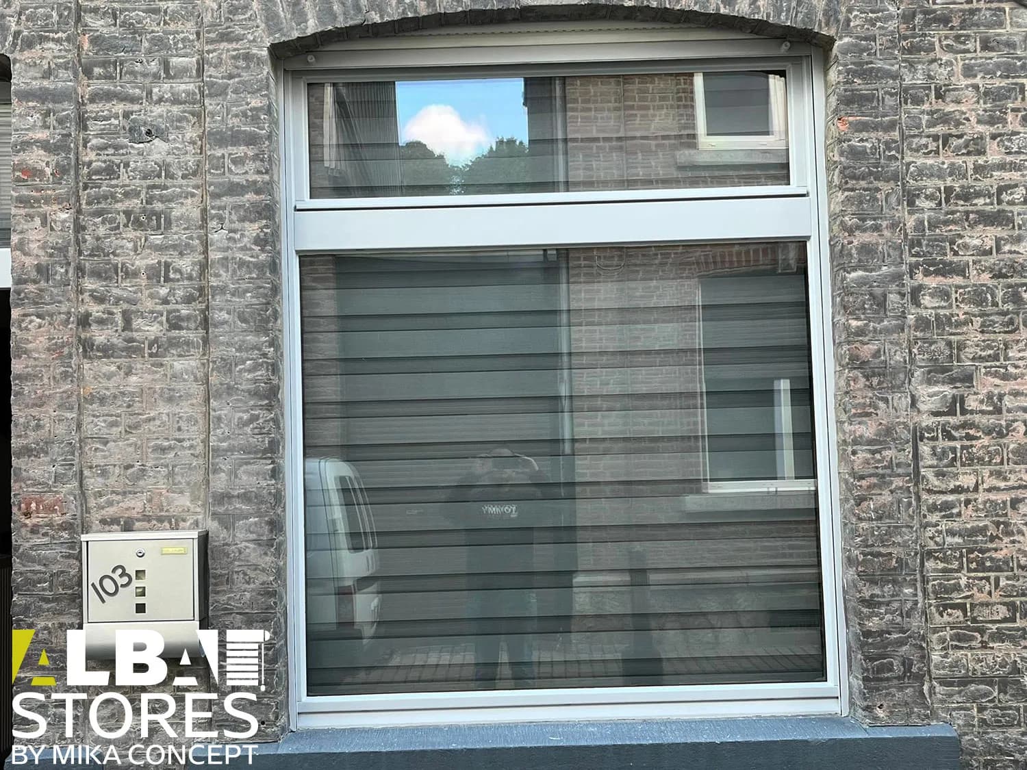 Store extérieur posé sur la fenêtre d’une façade en pierre, en Belgique