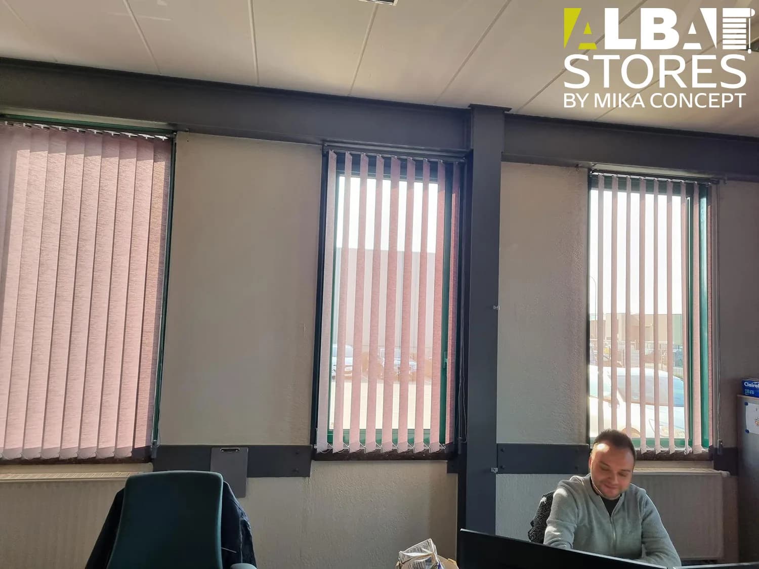 Stores à bandes verticales installés sur les fenêtres d’un plateau de bureaux